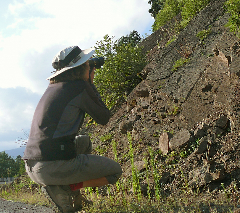 Georgie-Moni-J15-2011-08-18-04.jpg - Descente de Bakuriani : on photographie les cailloux ... et le photographe