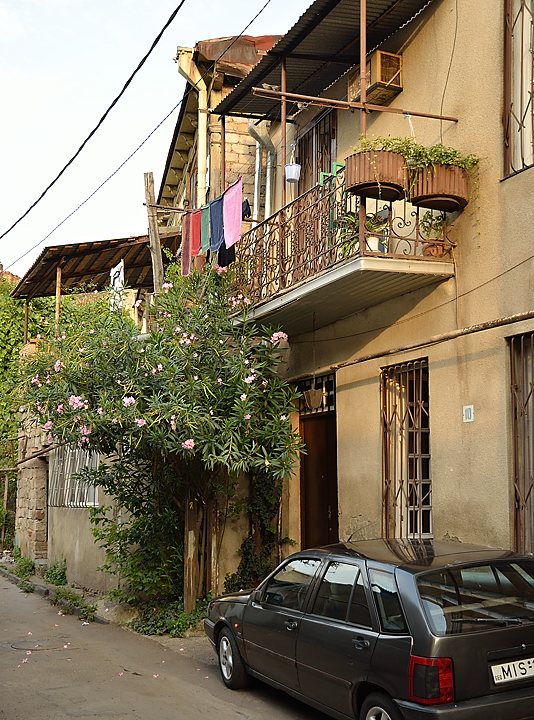 Gerorgie-A-20110803-013-Tbilissi.jpg - Promenade matinale dans les vieux quartiers de Roustaveli, tout proche de notre hotel