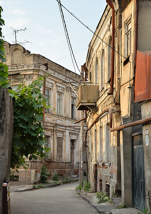 Gerorgie-A-20110803-025-Tbilissi.jpg - Promenade matinale dans le vieux quartier de Roustaveli