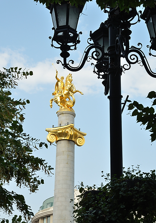 Gerorgie-A-20110803-053-Tbilissi.jpg - La magnifique statue doree de la place de la Liberte