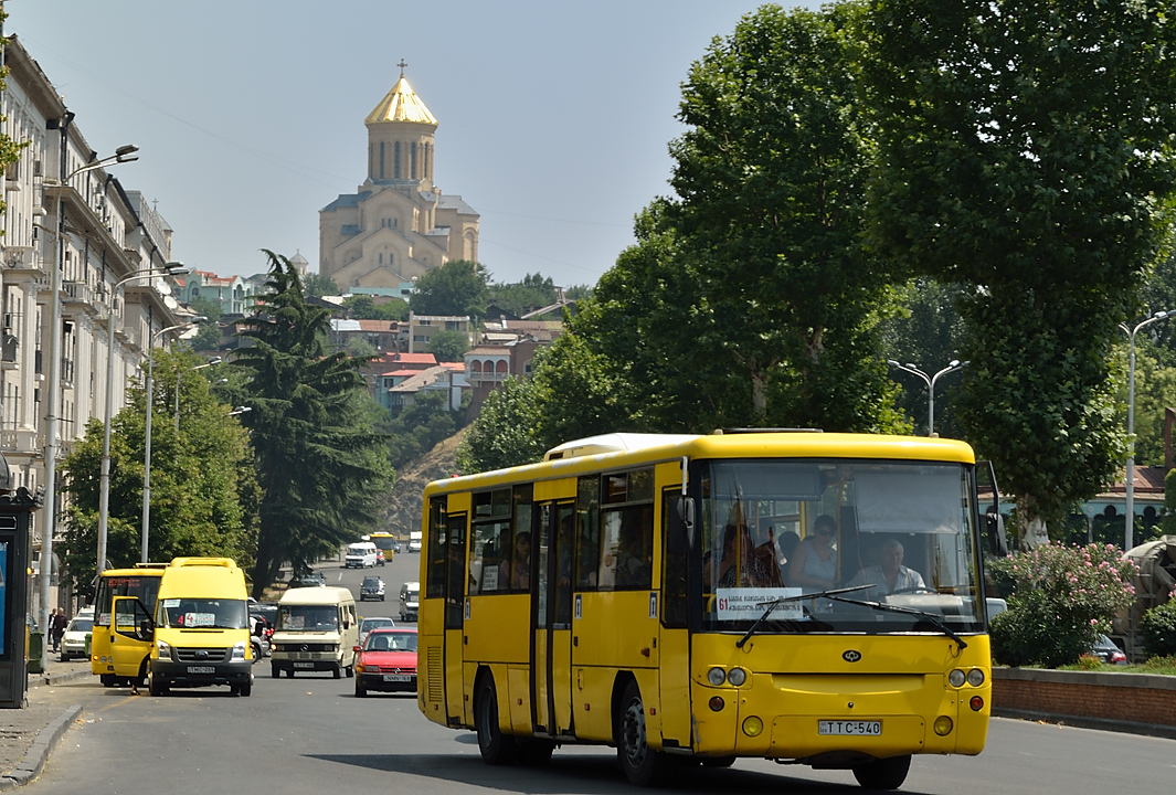 Gerorgie-A-20110803-065-Tbilissi.jpg - Avenue Baratchvili et en face l'eglise Sambeda de la trinite avec sa coupole doree