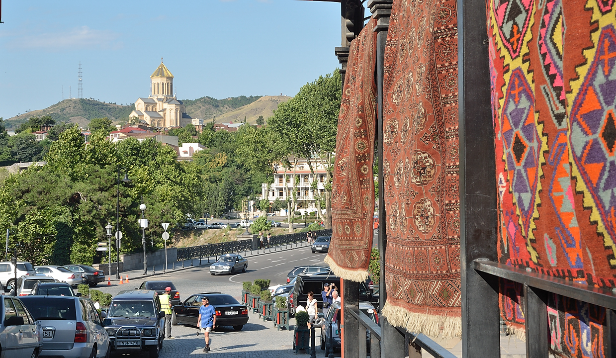 Gerorgie-Z-20110819-007-Tbilissi.jpg - vue de la place Meidan sur l'eglise Sembada
