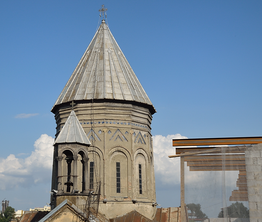 Gerorgie-Z-20110819-014-Tbilissi.jpg - le clocher de l'eglise armenienne