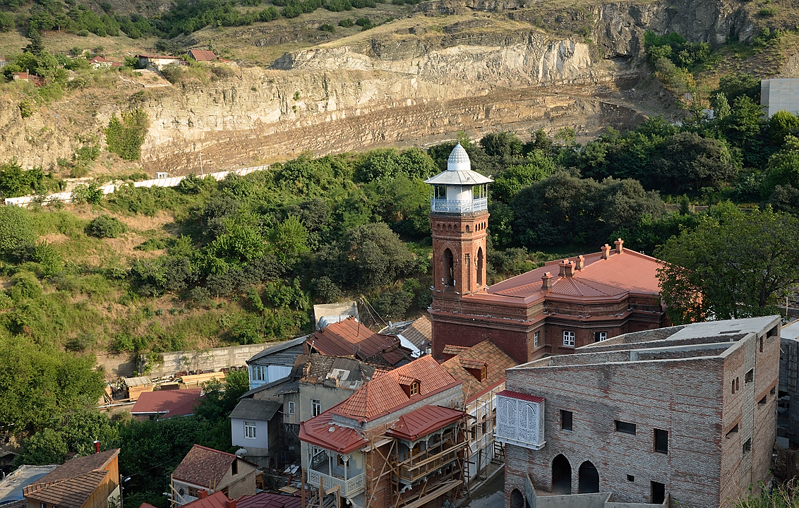 Gerorgie-Z-20110819-017-Tbilissi.jpg - Vue de la colline au-dessus de la place Meidan ; la mosque