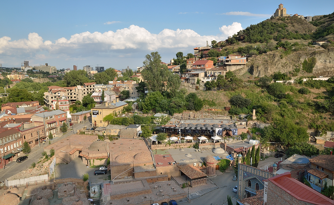 Gerorgie-Z-20110819-019-Tbilissi.jpg - Vue de la colline au-dessus de la place Meidan : les bains et une disco a la mode