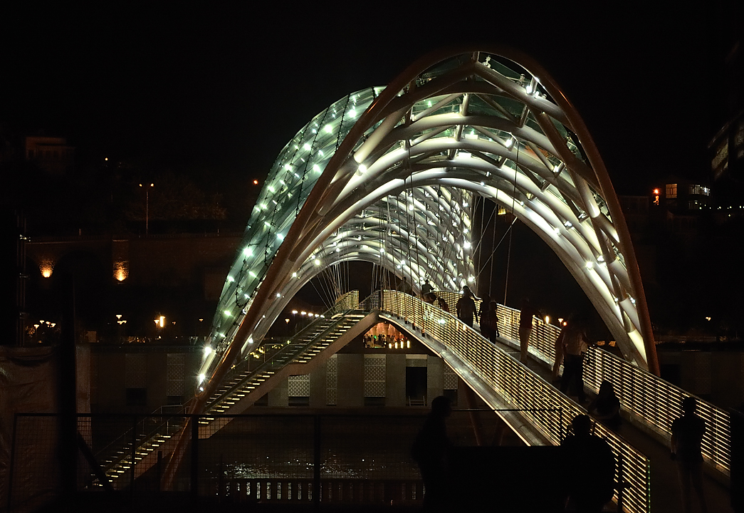 Gerorgie-Z-20110819-029-Tbilissi.jpg - La passerelle "always ultra" de nuit