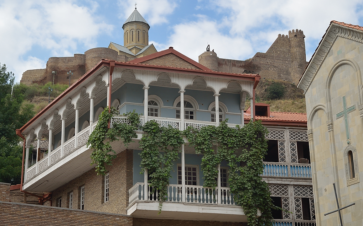 Gerorgie-Z-20110820-048-Tbilissi.jpg - une maison traditionnel toute restauree