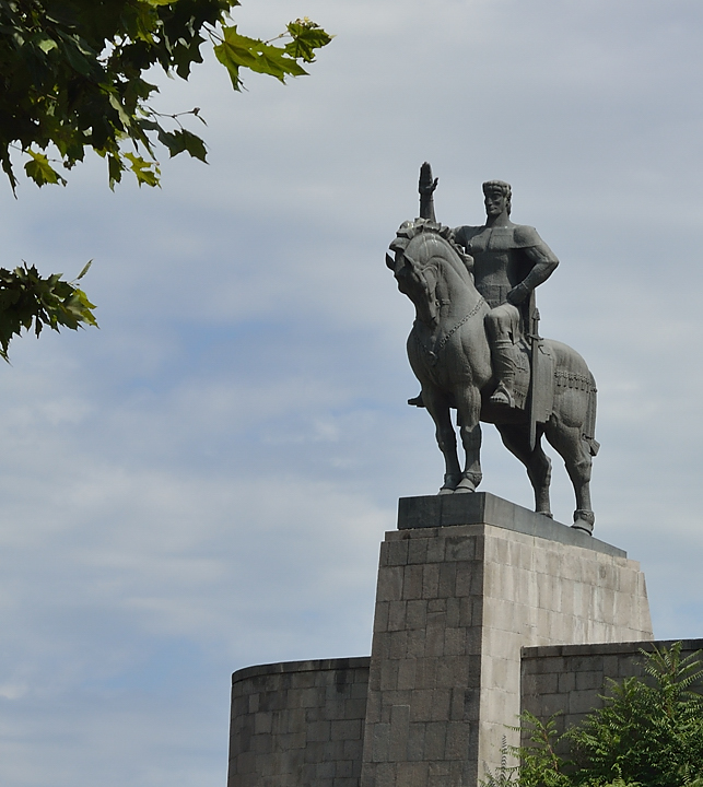 Gerorgie-Z-20110820-074-Tbilissi.jpg - La stue du roi Vakhtang Gorgassali sur l'autre rive