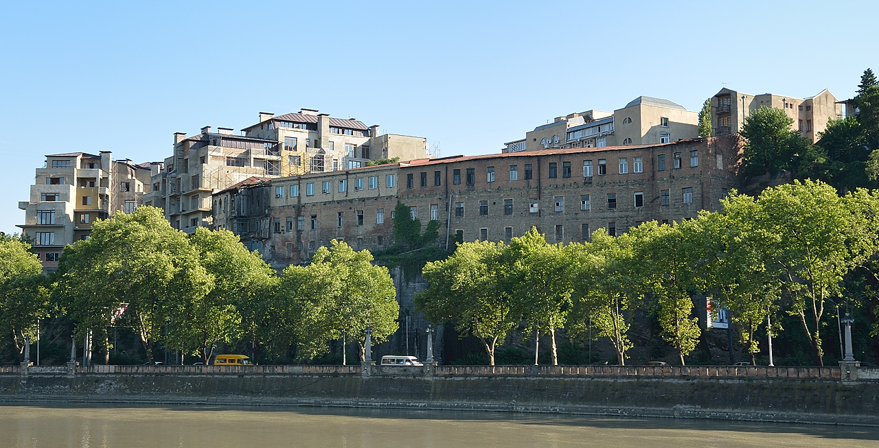 Gerorgie-Z-20110820-090-Tbilissi.jpg - Immeubles anciens le long de la riviere