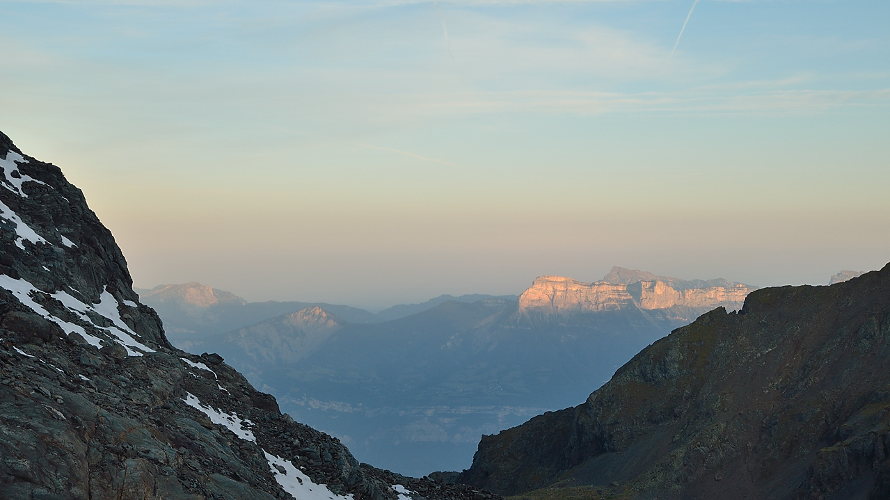 CroixBelledonne-110924-10-DSC_0144.jpg - Entre le col de Freydan et la Balmette : vue sur la vallee et la dent de Crolles