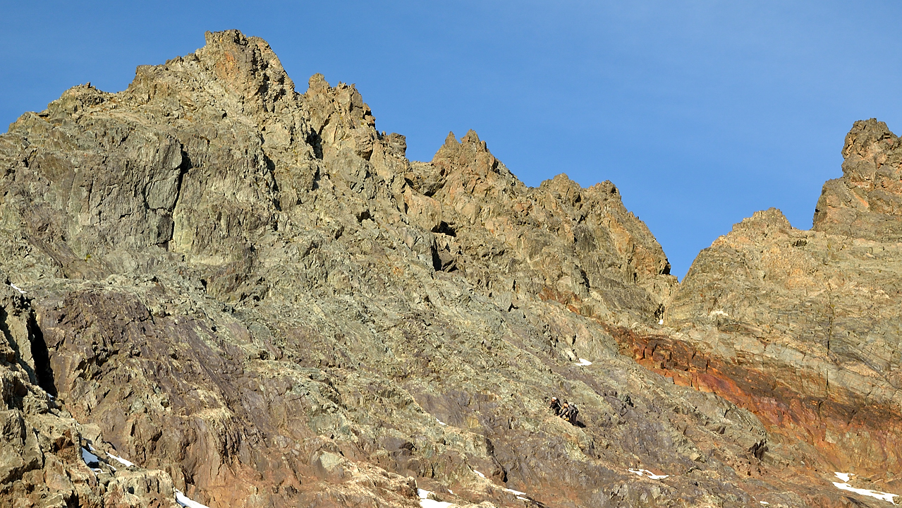 CroixBelledonne-110924-14-DSC_0153.jpg - AU col de la Balmette  nos chemins se separent : les autres passeront par les cretes et le Grand Pic (AD+ avec des passages en neige)