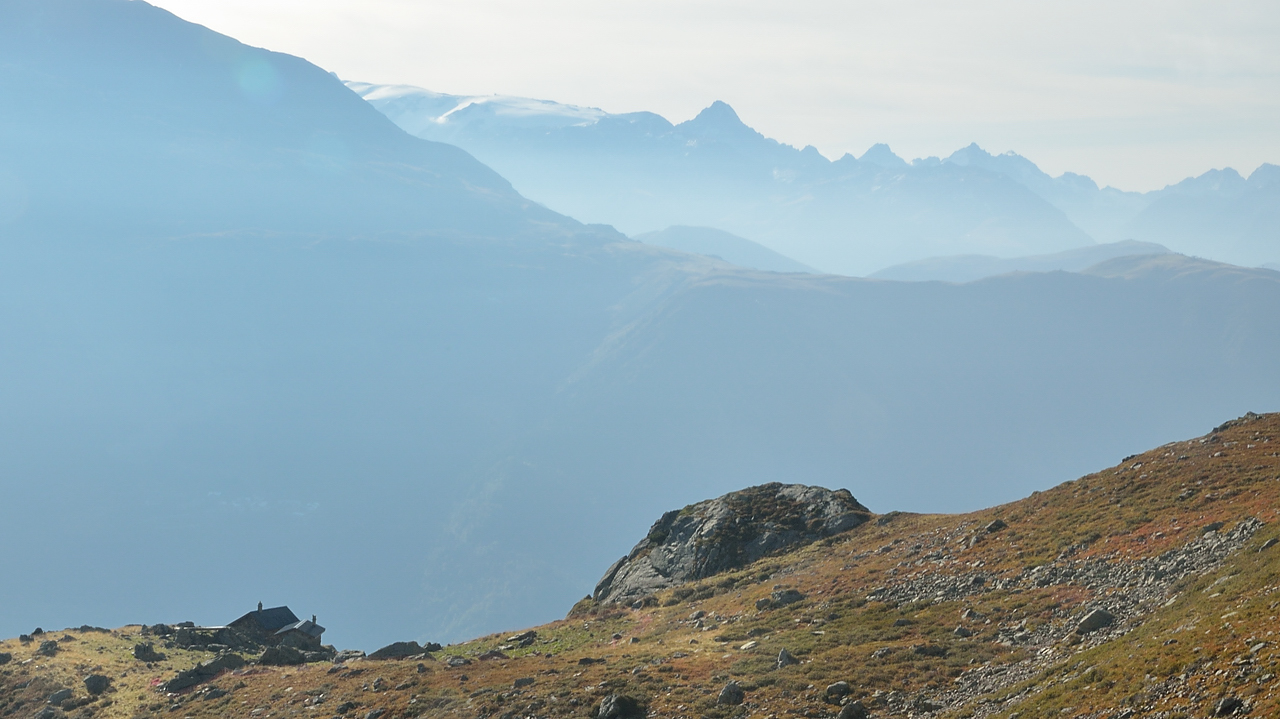 CroixBelledonne-110924-24-DSC_0173.jpg - Un peu en-dessous de la Roche Blanche on voit la Bergerire (et au fond toujours le glacier de la Lauze)