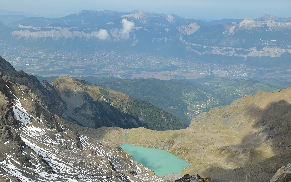 CroixBelledonne-110924-28-DSC_0181.jpg - arrivee a la Croix de Belledonne : le brouillard va et vien --- vue sur le (mal nomme) lac Blanc