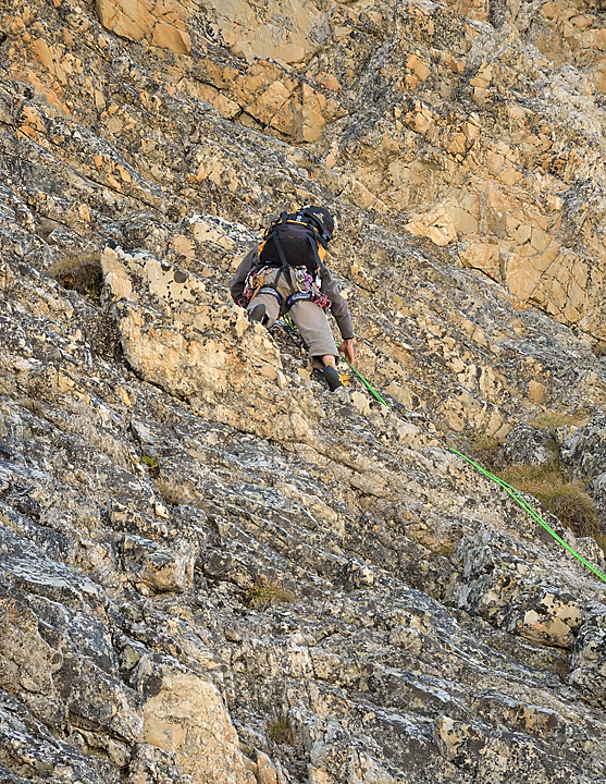 DSC_0195-20111001-004-EscaladeAussois.jpg - La voie Tireleponpon au Grand Chatelard : c'est parti mais au debut Philippe a du mal a trouver le chemin (qui est plus a droite qu'on peut penser)