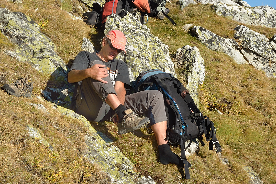 DSC_0224-20111001-027-EscaladeAussois.jpg - Dans l'apres-midi, la voie de l'arête sur la Pointe de Léché : au sommet de la voie le plus grand plais c'est d'enlever les chaussons
