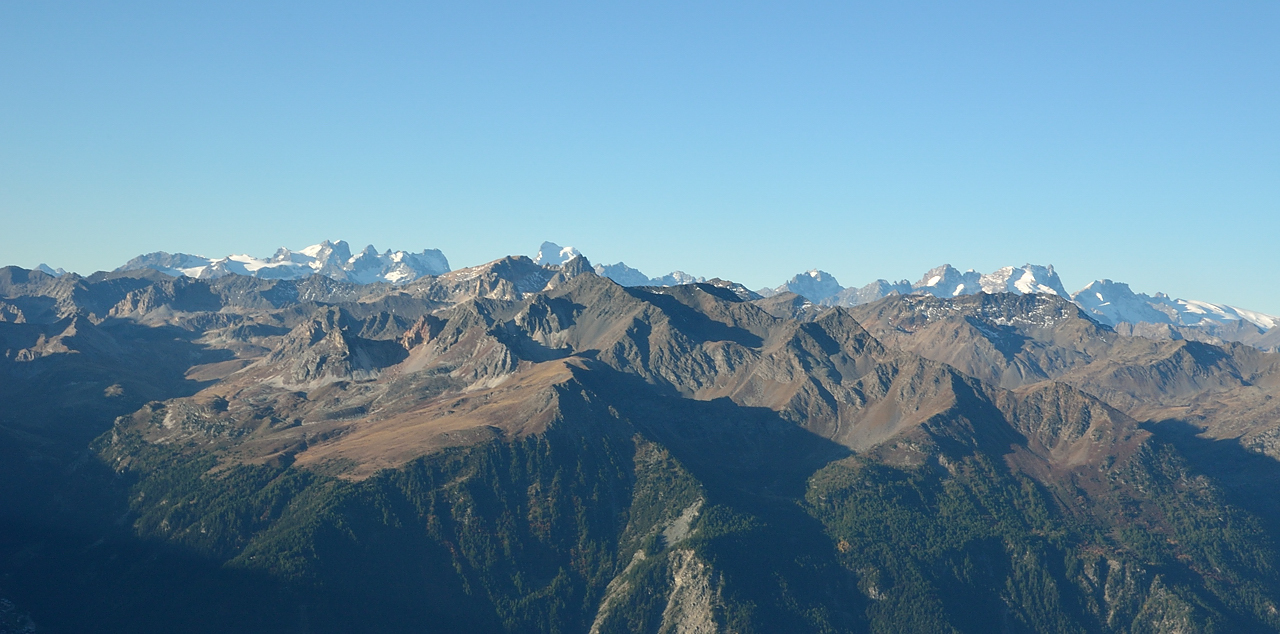 DSC_0253-20111002-055-EscaladeAussois.jpg - Dimanche und grande classique, la voie du Dièdre dans le Rateau d'Aussois : vue sur les Ecrins au passage de l'arête