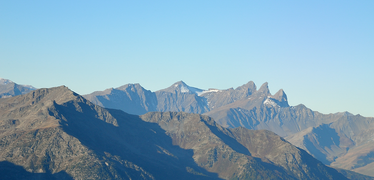 DSC_0254-20111002-056-EscaladeAussois.jpg - Dimanche und grande classique, la voie du Dièdre dans le Rateau d'Aussois : vue sur les Aiguilles d'Arves au passage de l'arête