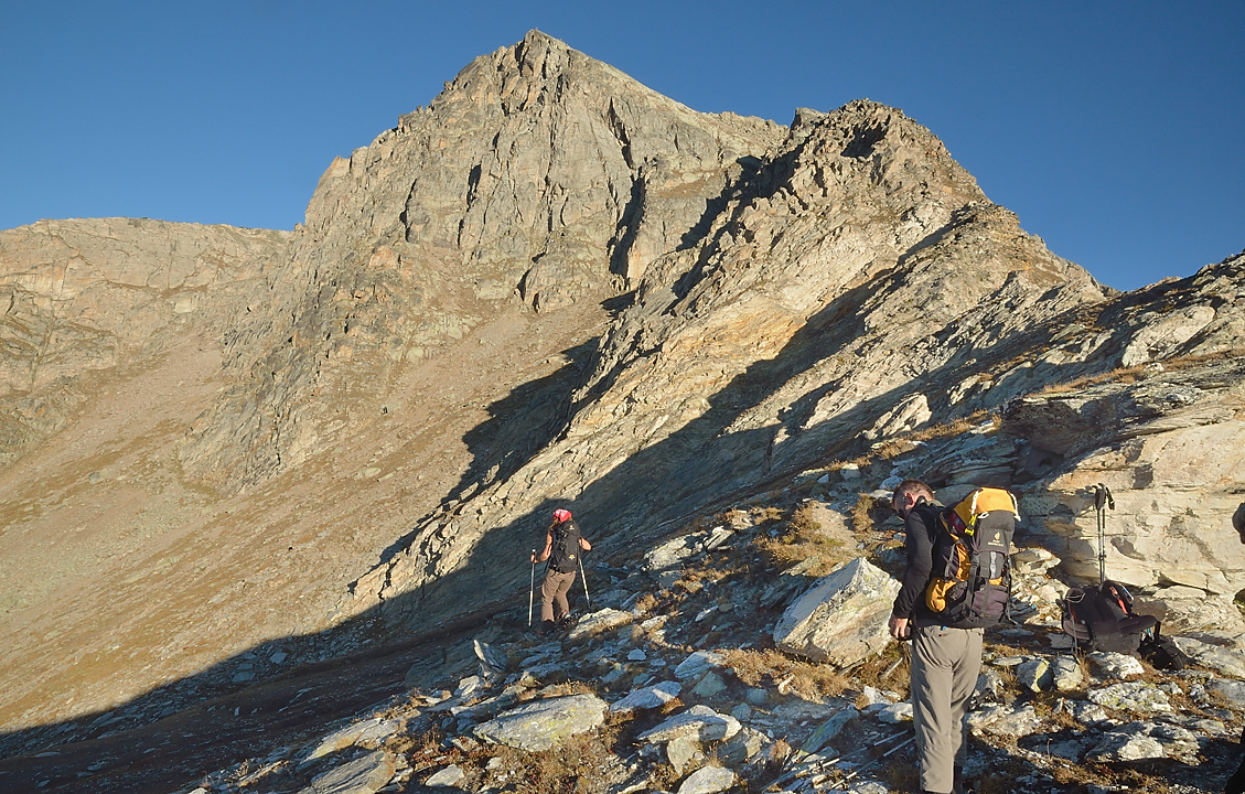 DSC_0255-20111002-057-EscaladeAussois.jpg - Dimanche und grande classique, la voie du Dièdre dans le Rateau d'Aussois : le passage de l'arête et vue sur notre dièdre
