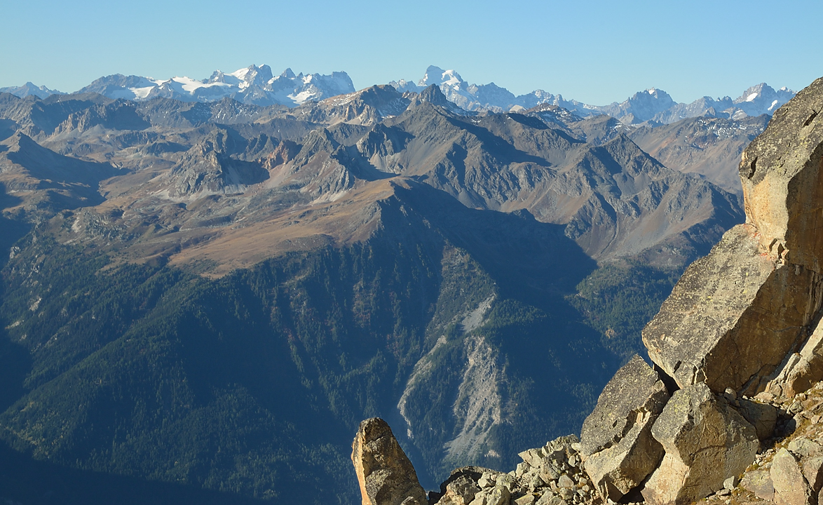DSC_0258-20111002-060-EscaladeAussois.jpg - Dimanche und grande classique, la voie du Dièdre dans le Rateau d'Aussois : vue sur les Ecrins du pied de la voie