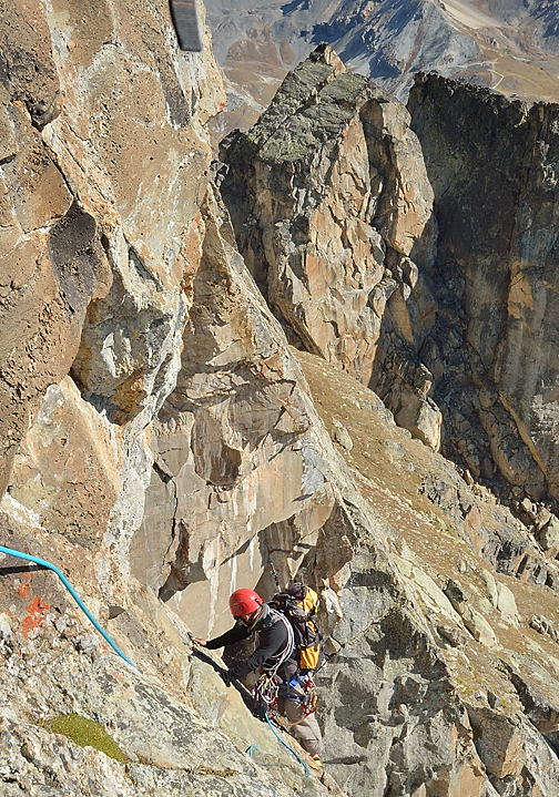 DSC_0289-20111002-090-EscaladeAussois.jpg - Dimanche und grande classique, la voie du Dièdre dans le Rateau d'Aussois : Philippe dans un autre passage un peu raide --- au fond le col de Roche Moutche