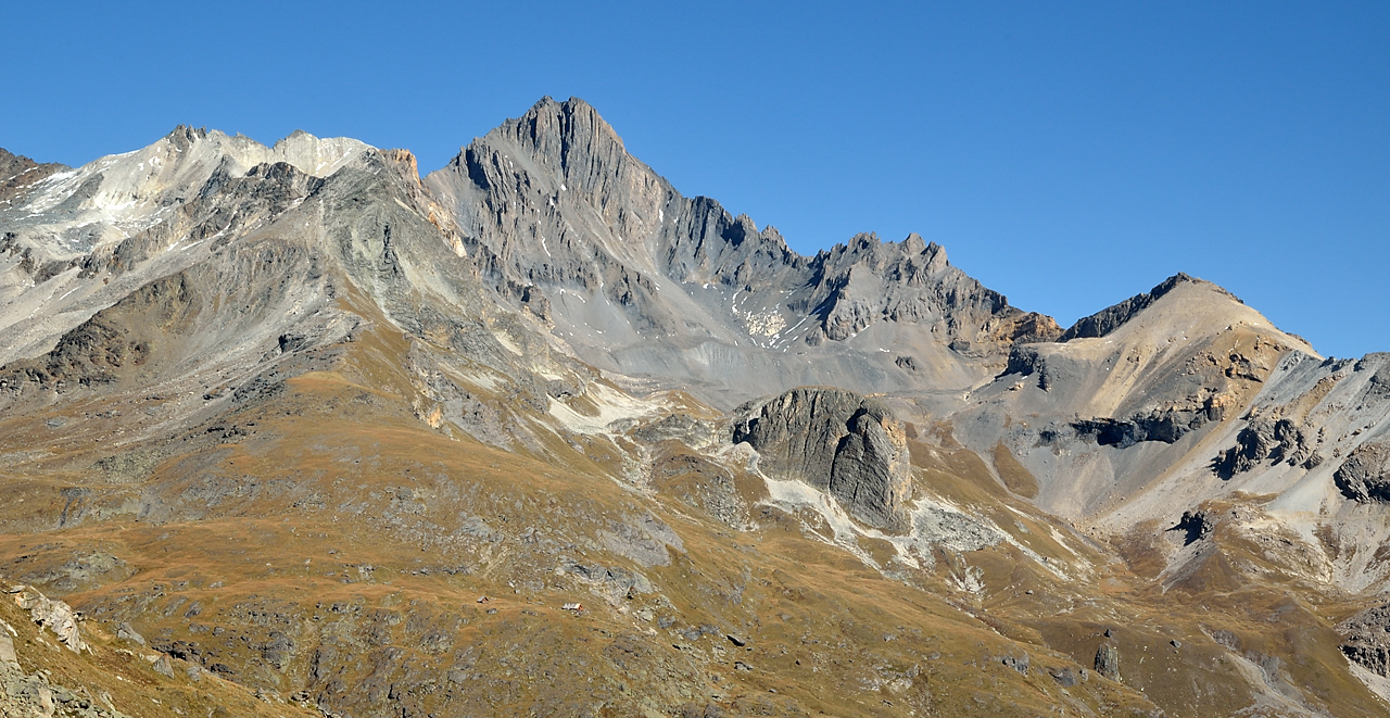 DSC_0304-20111002-105-EscaladeAussois.jpg - Dimanche und grande classique, la voie du Dièdre dans le Rateau d'Aussois : au sommet vue sur la Dent Parraché