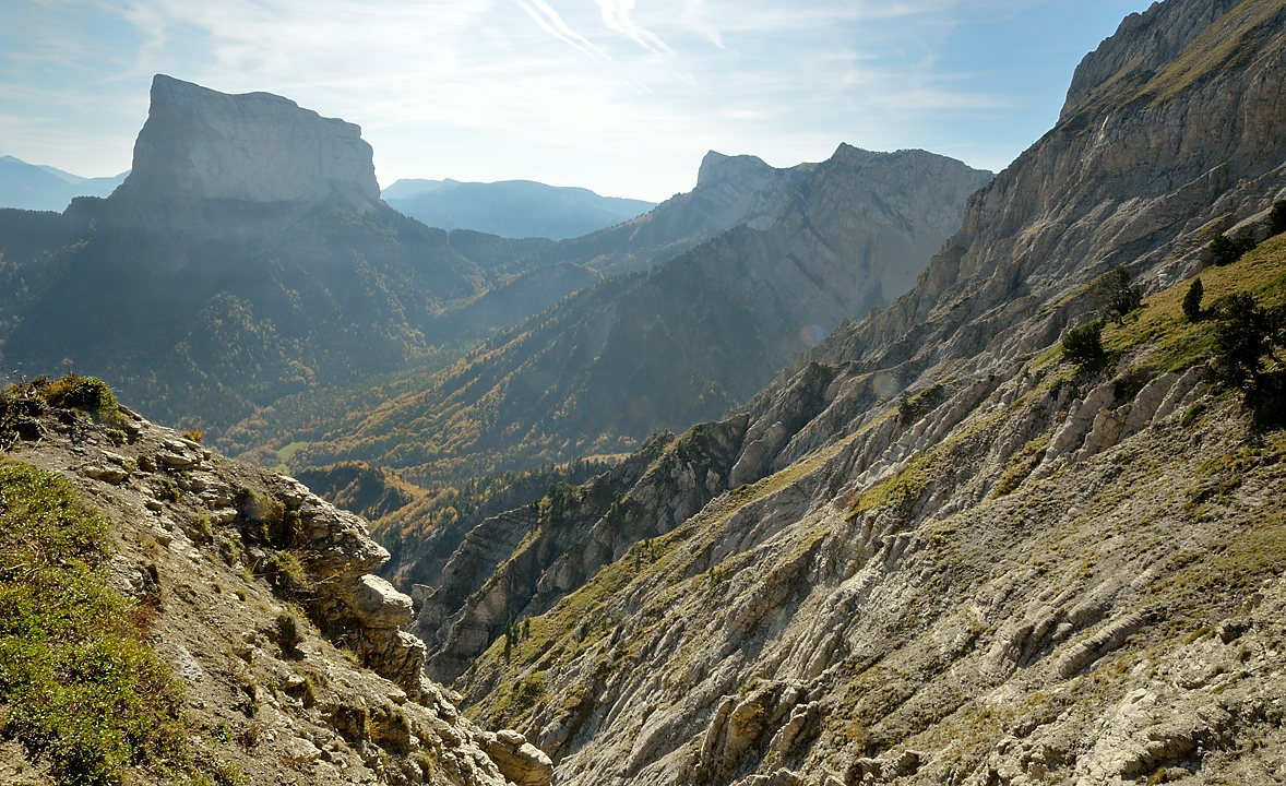 DSC_0350.jpg - sur le sentier du Balcon Est entre le Pas de la Ville et la Batie : au col sur la crete de Brisou