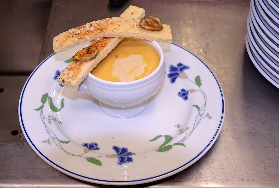 DSC_0399-101911-30-Greta-cerf.jpg - servir le veloute au potiron avec un ravioli un peu de creme au champignon et 2 mouillettes