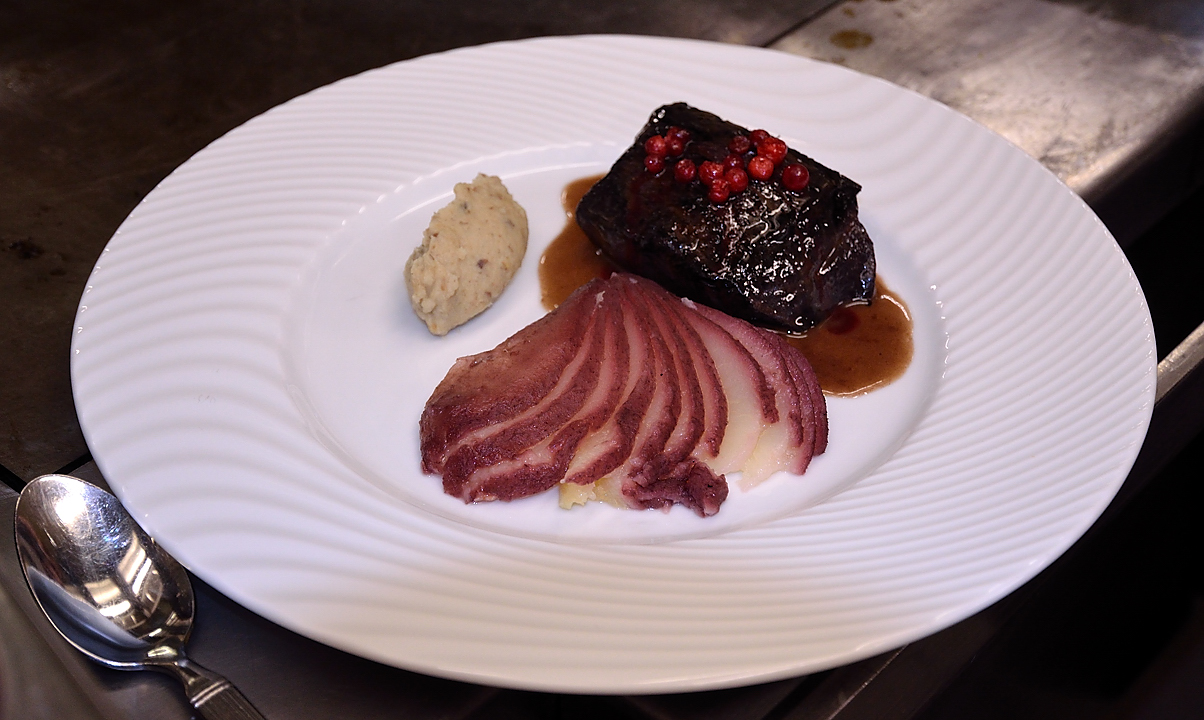 DSC_0403-101911-34-Greta-cerf.jpg - dresser la biche avec une demi poires, puree pdt et chataignes, sauce a la gran veineur et quelques airelles revenu dans du vinaigre balsamique