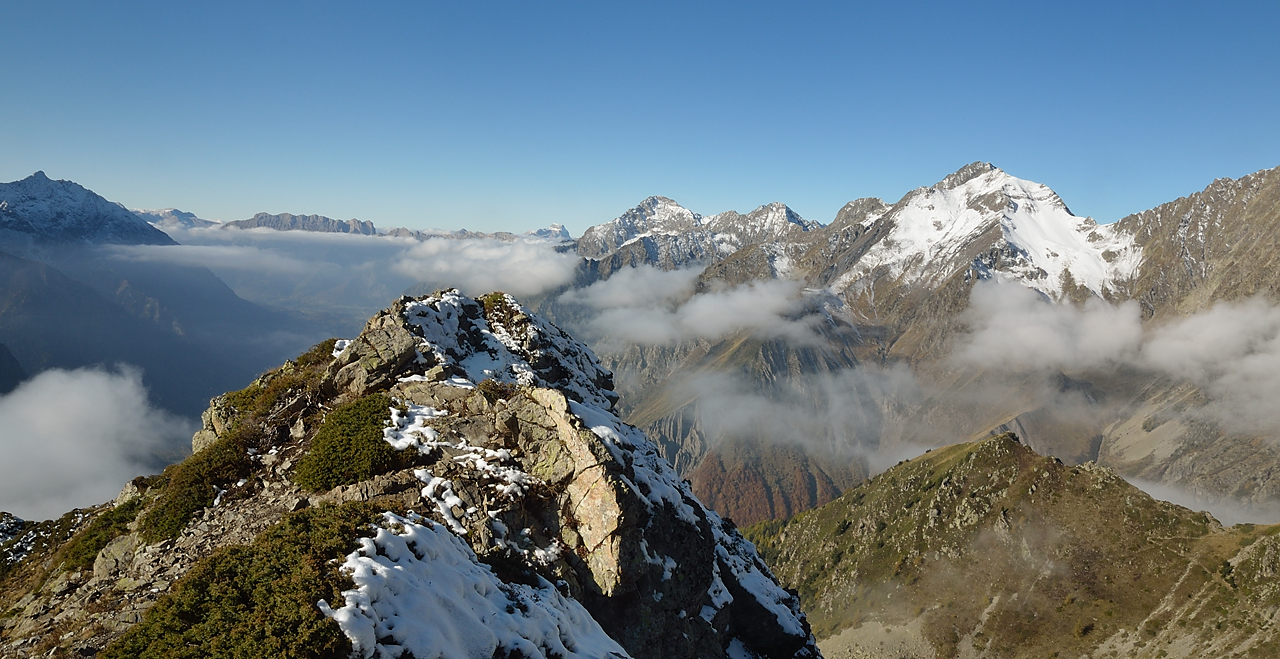 DSC_0409-111022-06-PicTurbat.jpg - au premier plan le col des Clochettes et au fond  le Pic des Scies de Ste Anne