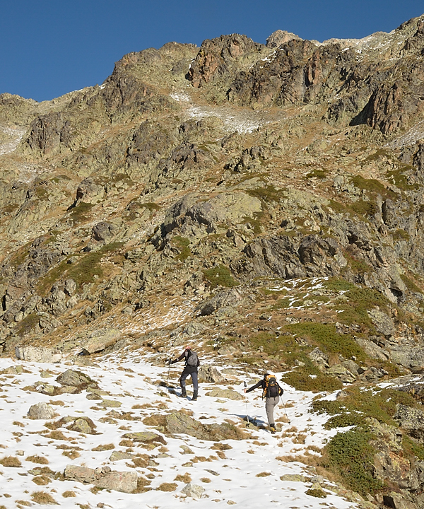 DSC_0417-111022-14-PicTurbat.jpg - dans la montee au-dessus du lac, d'abord un peu, puis de plus en plus de neige