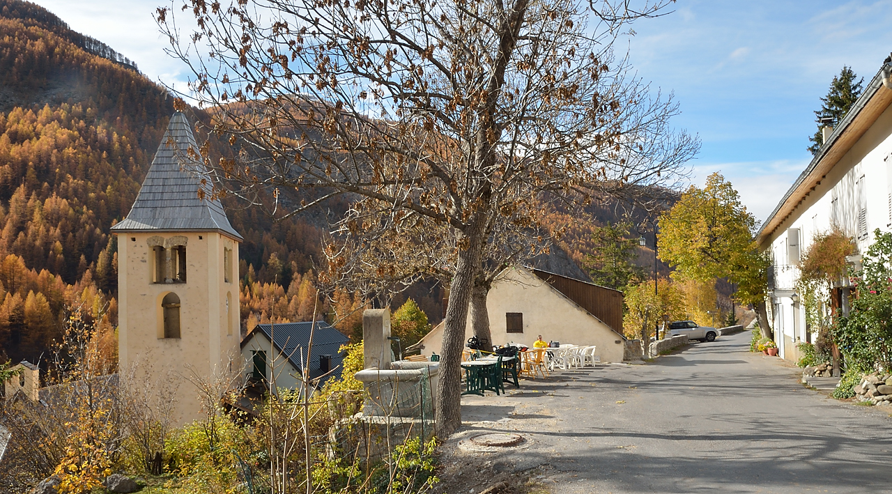 DSC_0527-111101-76-cols-Ubaye-velo.jpg - village des Fours-St-Laurent dans la descente du col de la Cayolle vers Barcelonnette : hotel restaurant tenu par une meme comme on n'en voit plus