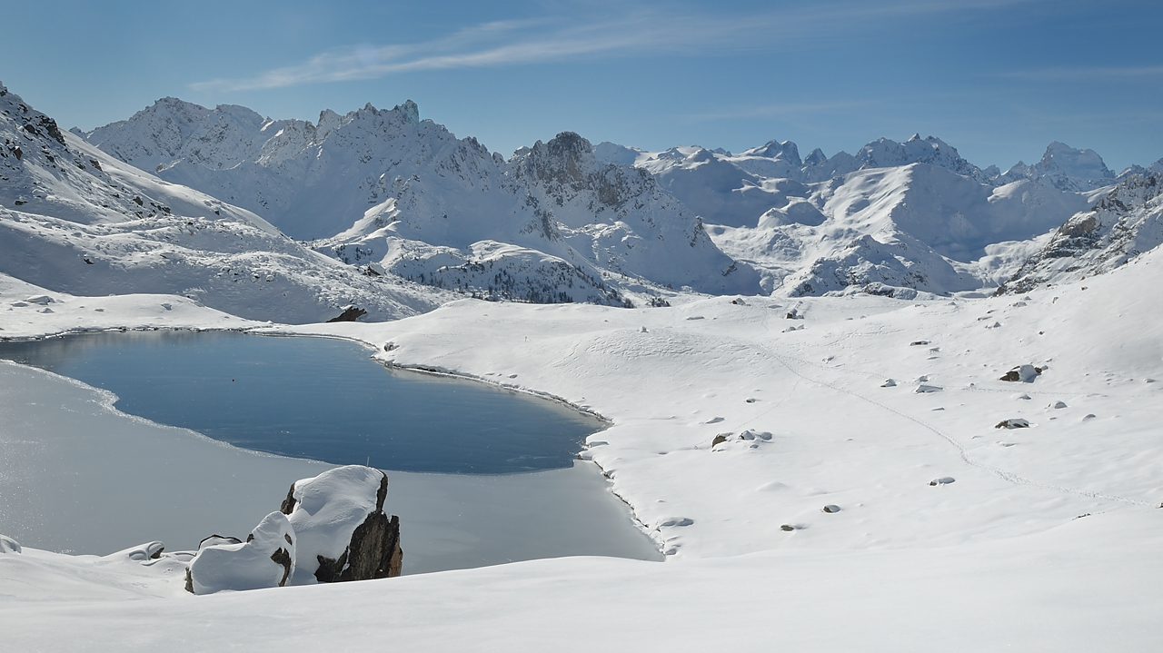 DSC_0588-11-11-13-46-Nevache.jpg - chemin de la Ronde de la vallée de Névache : lac de Serpent et au fond les Ecrins