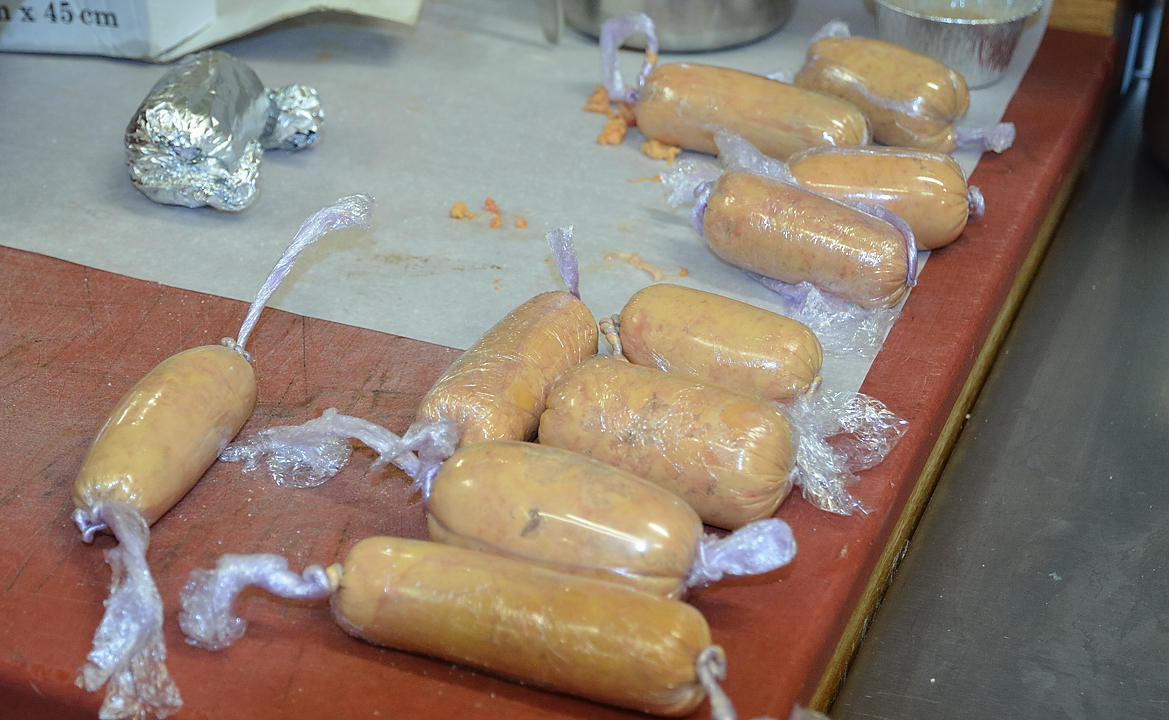 DSC_0704.jpg - Saucisson foie gras au magret fume, julienne de celeri et grany : faire les saucissons de foie cru