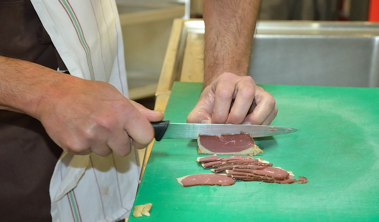 DSC_0710.jpg - Saucisson foie gras au magret fume, julienne de celeri et grany : couper en fines lamelles les magrets fumes