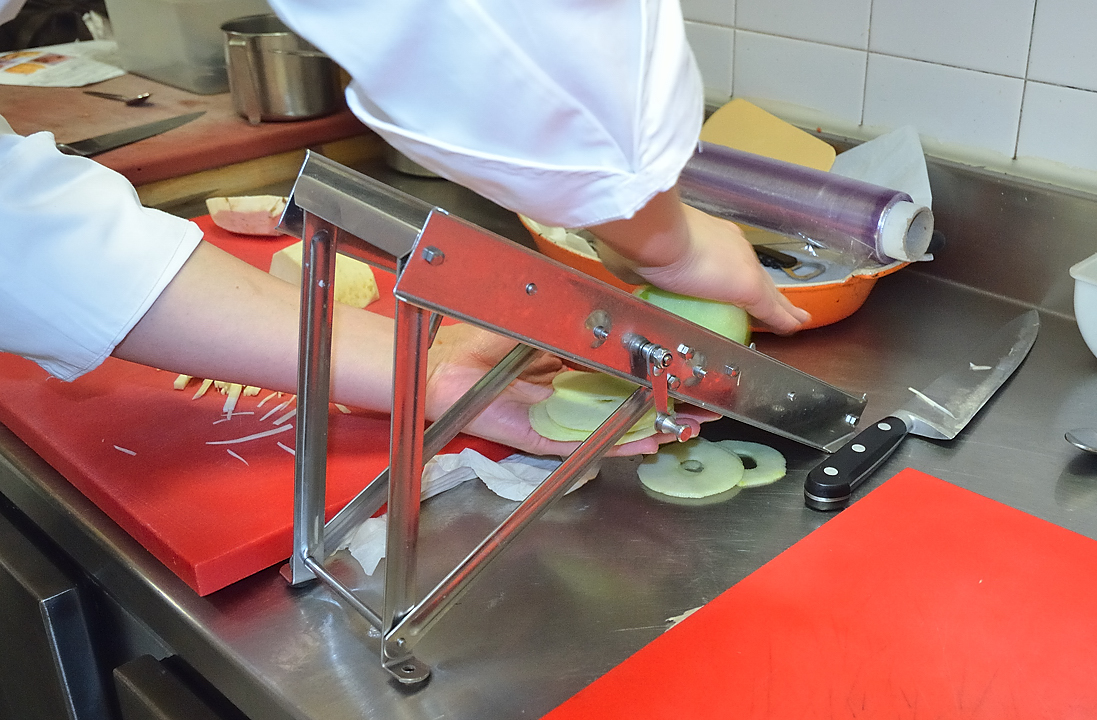 DSC_0714.jpg - Saucisson foie gras au magret fume, julienne de celeri et grany : avec la mandoline couper le celeri et les pommes en rondelles, puis en julienne au couteau