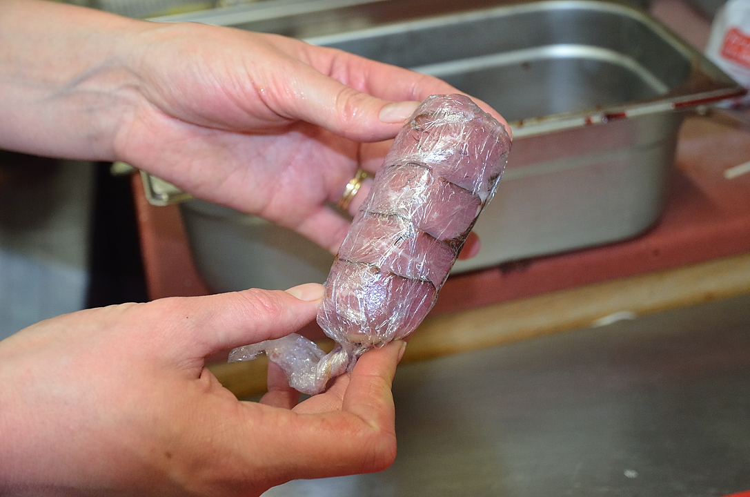 DSC_0724.jpg - Saucisson foie gras au magret fume, julienne de celeri et grany : monter les saucisson avec une couche en tranches de magret, puree de fruits et un saucisson de foie