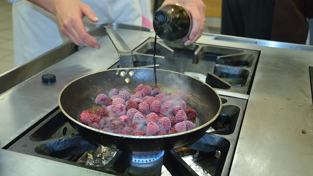 DSC_0731.jpg - Foie gras poele au pain d'epices et salade aux herbes et betteraves : faire revenir les framboises (surgelees) au vinagre balsamique et Xeres