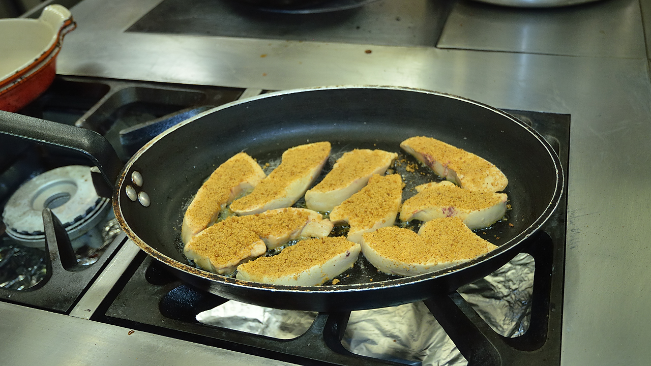 DSC_0734.jpg - Foie gras poele au pain d'epices et salade aux herbes et betteraves : les escalopes de foie au pain d'epices frites d'un cote, puis 5 min au four