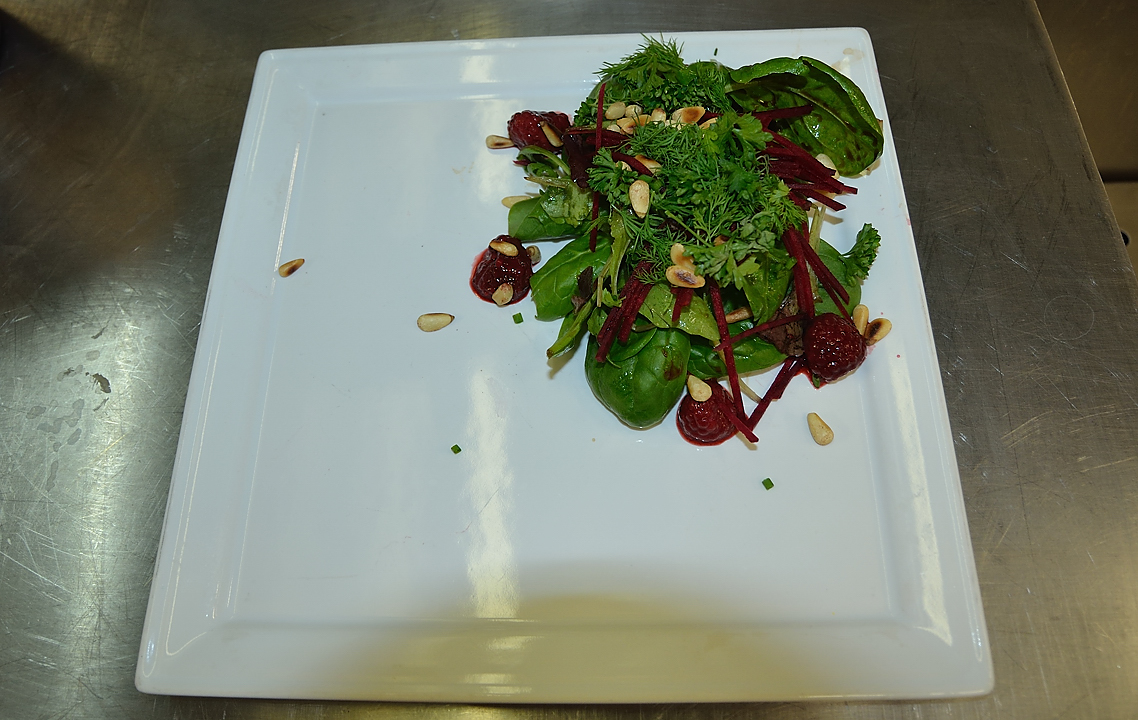 DSC_0742.jpg - Foie gras poele au pain d'epices et salade aux herbes et betteraves : monter les salades  aux herbes avec un peu de julienne de betteraves et quelques framboises et pignons