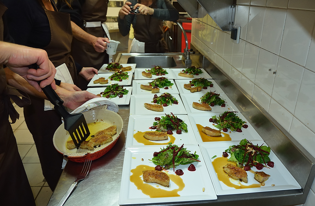 DSC_0743.jpg - Foie gras poele au pain d'epices et salade aux herbes et betteraves : sortir les foie du four et servir aussi-tot avec un peu de sauce