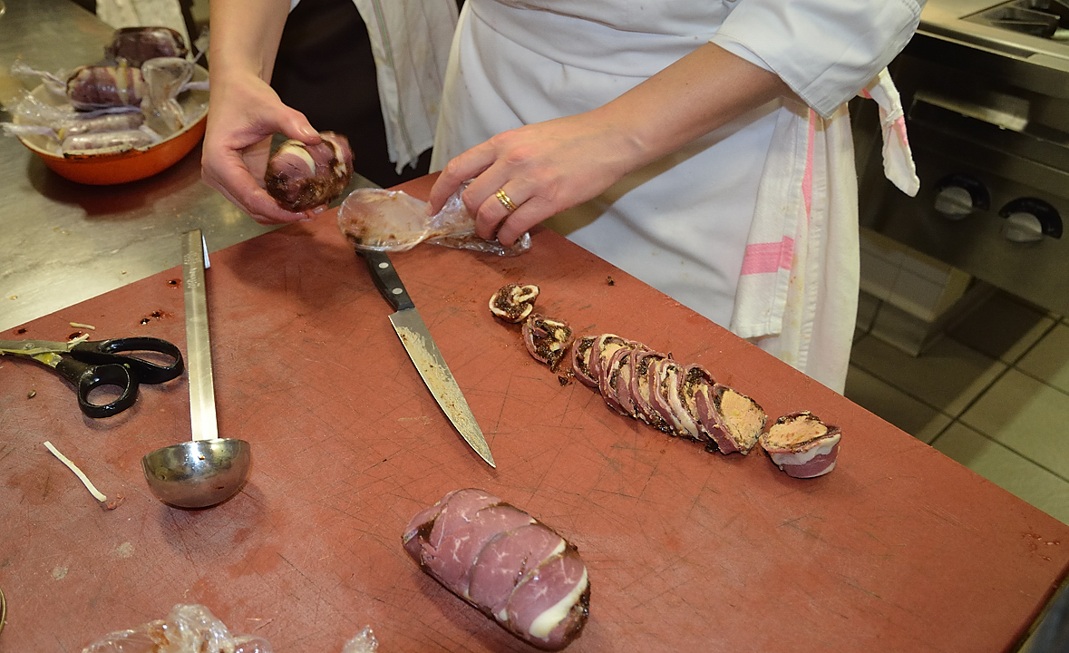 DSC_0749.jpg - Saucisson foie gras au magret fume, julienne de celeri et grany : servir les saucisses entieres ou coupees en rondelle