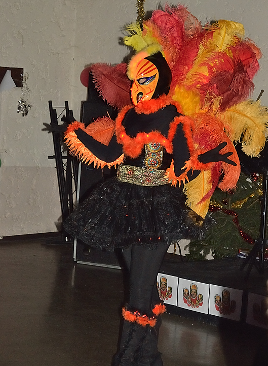 DSC_0891-120114-07-NouvelAnRusse.jpg - Olga en oiseau de feu (elle fait ses costumes elle-meme)
