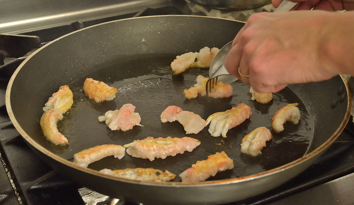 DSC_0907.jpg - langoustines pour le velouté : la bonne taille de poele