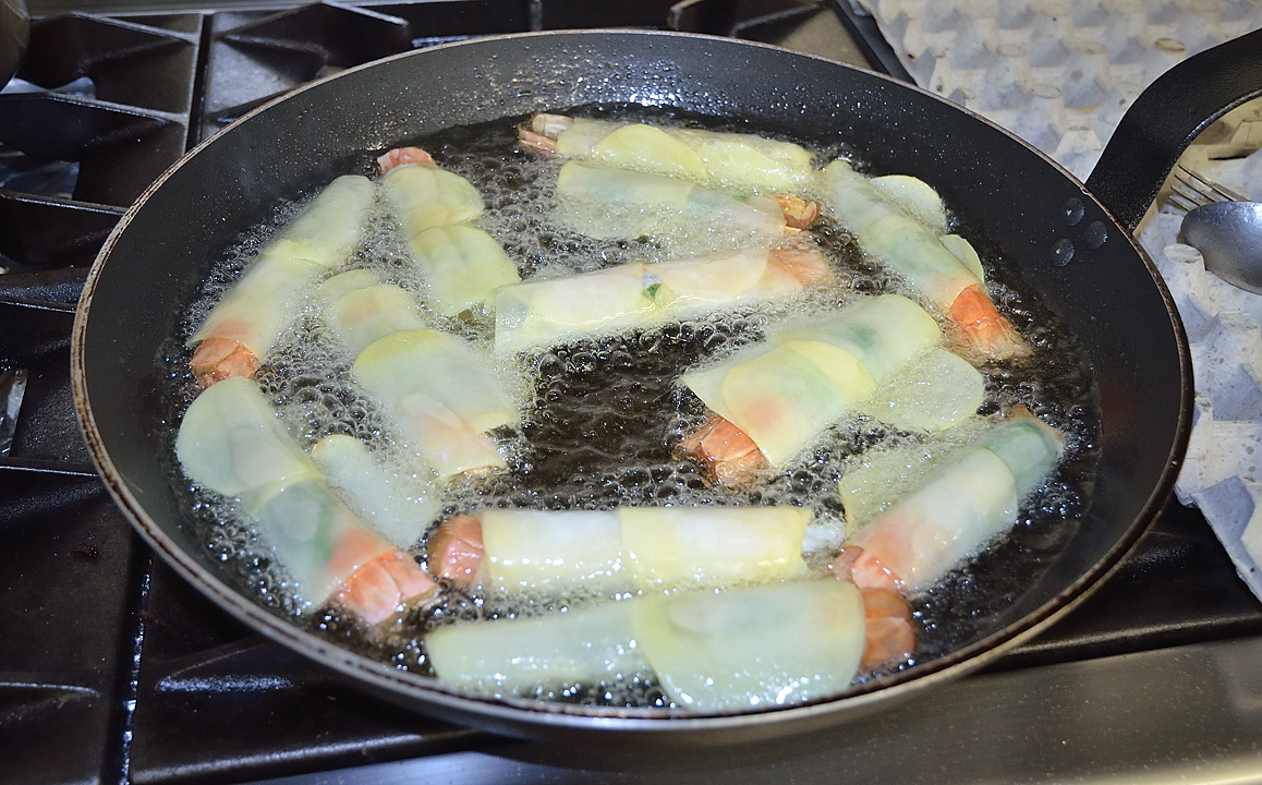 DSC_0918.jpg - langoustine géante en rouleau de pommes de terre et jus de carcasse réduit : frire les rouleaux légèrement congelés