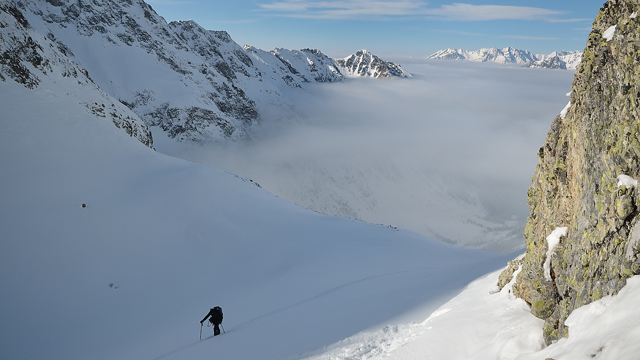 DSC_1068.jpg - L'arrivée au soleil et à l'abri du vent juste sous le vrai col : Pierre à la traîne, il a fait la trace presque tout le long