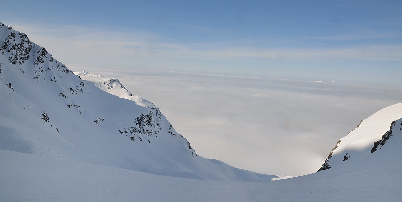 DSC_1147.jpg - Vers 1900m on dépasse le plafond et au-dessus le beau temps : le plafond est haut, en Chartreuse seuls les plus hauts sommets sortent (à peine) du brouillard