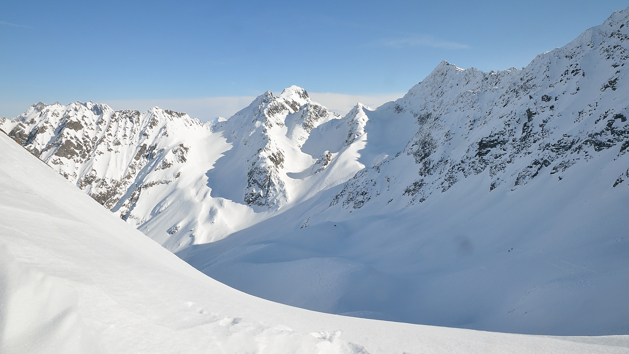 DSC_1152.jpg - Vue du col : au fond le Grand Moretan -- plus proche deux skieurs qui nous ont doublés juste avant le col et qui ont prévu un grand tour 