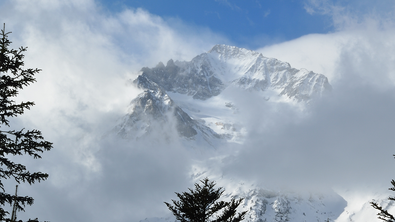 DSC_1173.jpg - On croit encore au beau temps à venir : la Dent Parraché dans la tempête