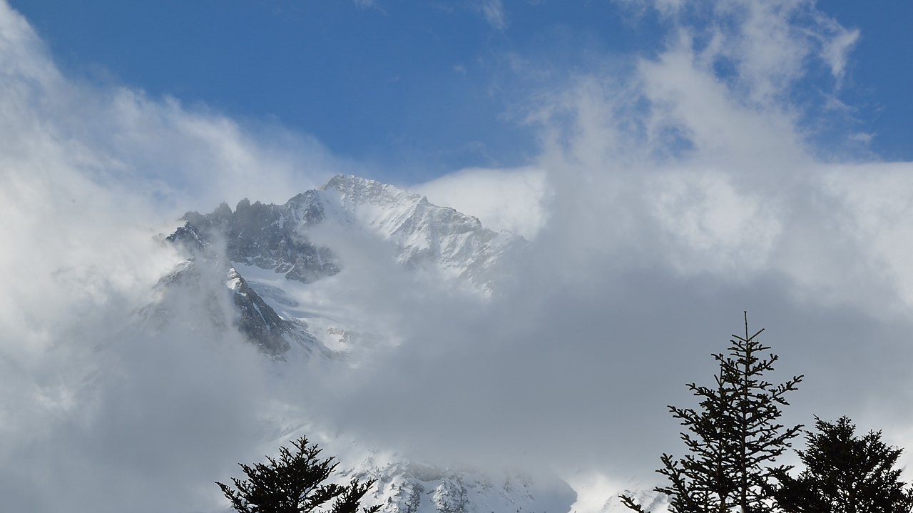 DSC_1174.jpg - On croit encore au beau temps à venir : la Dent Parraché dans la tempête