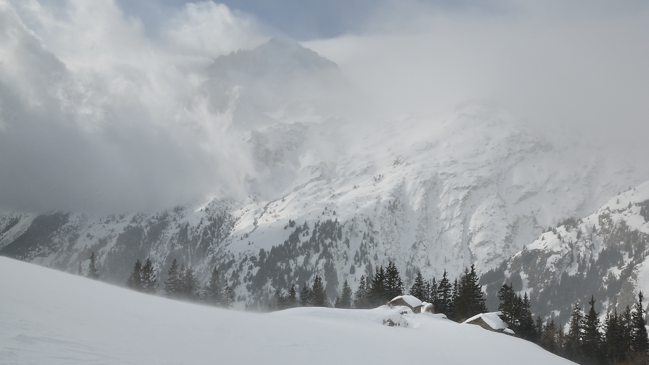 DSC_1182.jpg - Les chalets du Sufflet et au fond la Dent Parraché